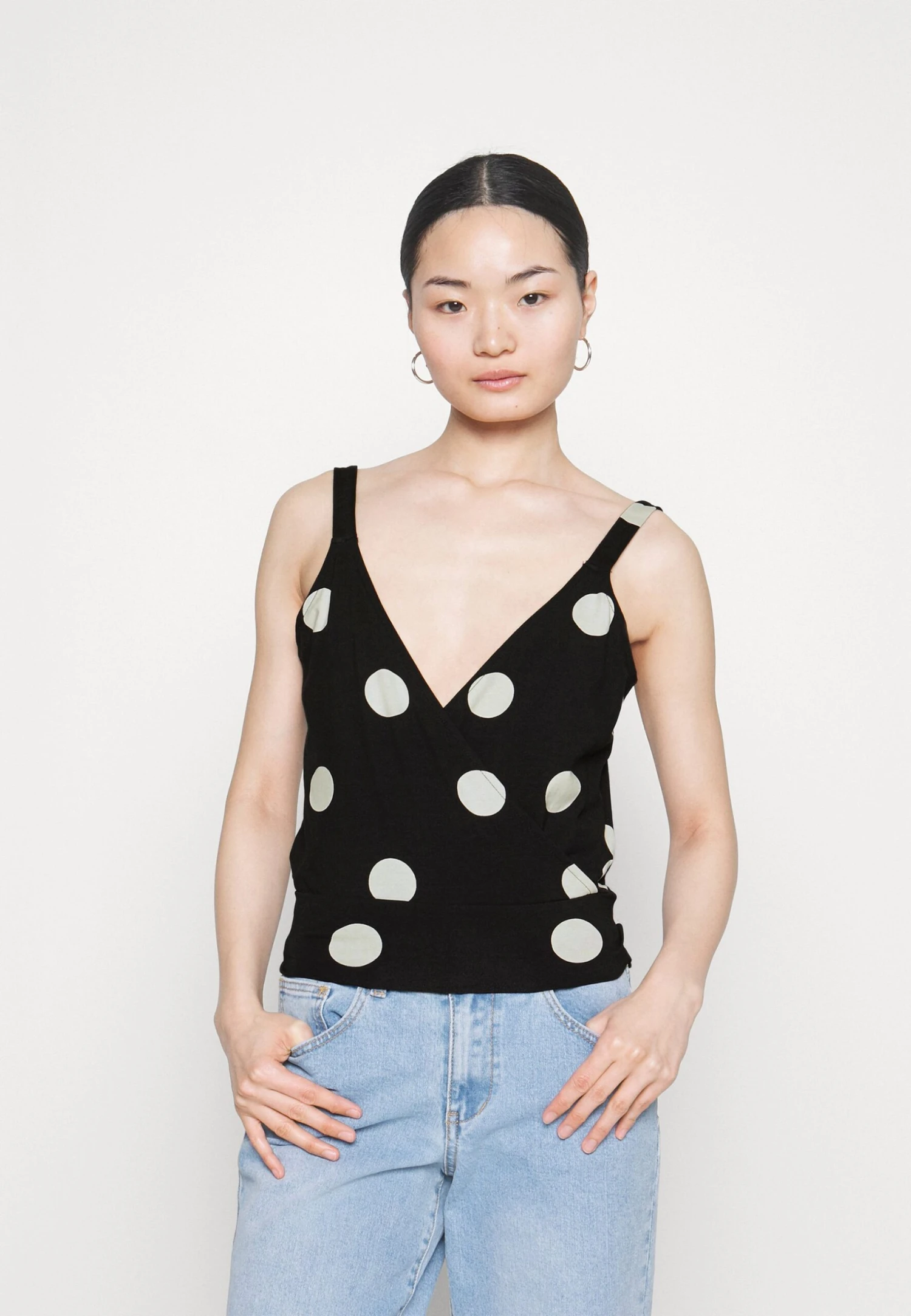 Top - Black/White 3 Top - Black/White