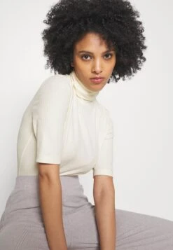 T-Shirt Basic -Off-White -Moda Verkoop e6e857e7af5949c79320b1159b85dc4c